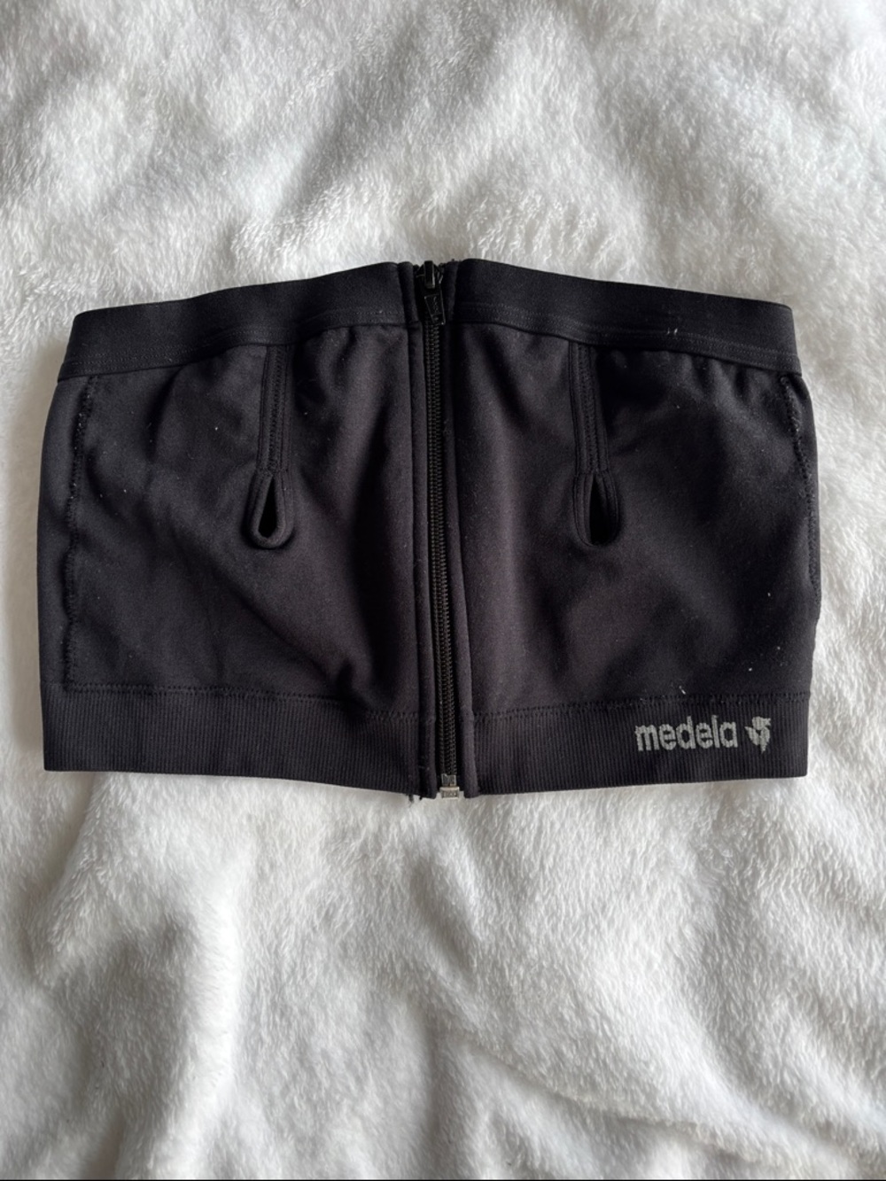 Medela Black Front-Zip Pumping Bandeau with Logo
